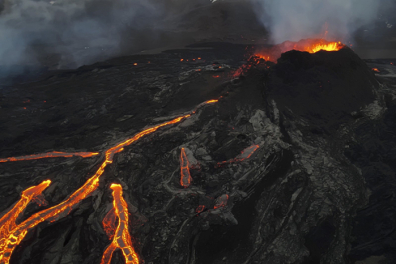 Cratère et coulées de lave en formation - 0mn 40s